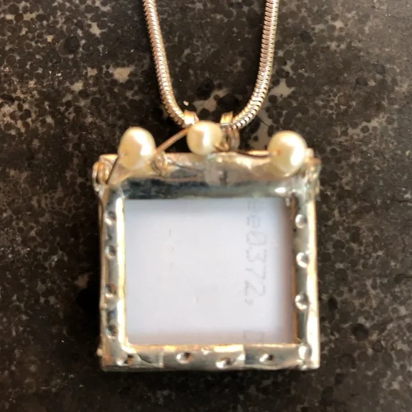 Picture frame pendant in etched silver with 3 little pearls across top - Picture 3 of 11